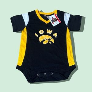 NWT Infant Colosseum Black Iowa Hawkeyes Short Sleeve Onsie Size 3-6 Mon